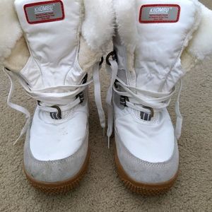 Snow boots